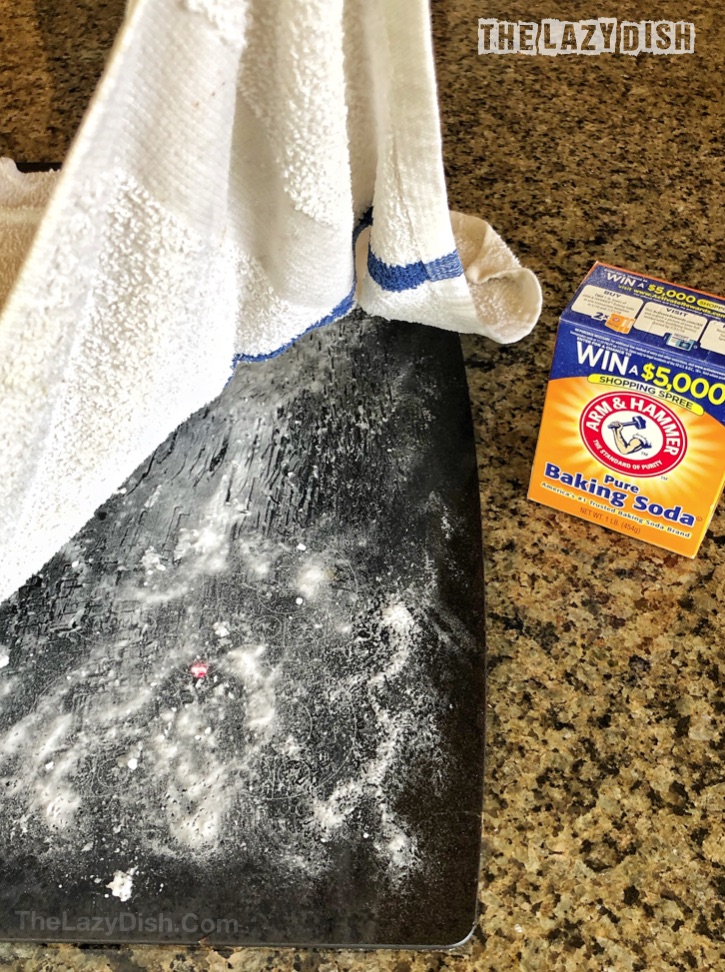 How To Clean Your Glass Stovetop The Easy Way - Cleaning hacks, tips and tricks for the kitchen stove. Every lazy girl should read this! Using natural products: baking soda and vinegar. The Lazy Dish #thelazydish #cleaninghacks #lazygirl 