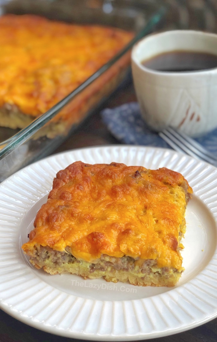 4 Ingredient Sausage Breakfast Casserole - Looking for quick and easy breakfast ideas? The entire family will love this one! Even the kids. It's made with cheap and simple ingredients: sausage, eggs, cheese and crescent dough. The Lazy Dish #thelazydish 