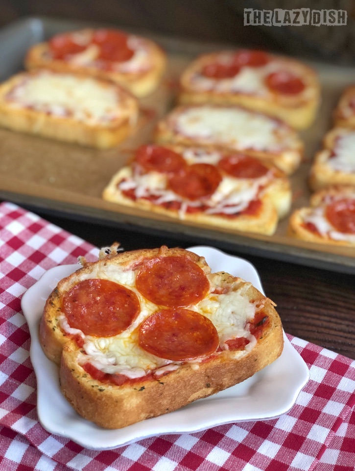 Looking for quick and easy dinner recipes for the family? These mini garlic toast pizzas are perfect for busy week nights! Just 3 ingredients, and so simple the kids can make it. The Lazy Dish #thelazydish #easydinner #lazyfood #pizza