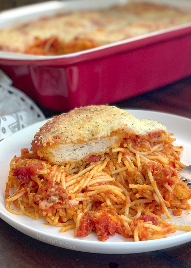 Lazy Chicken Parmesan Baked Spaghetti (a quick and easy dinner idea for the family!) This budget friendly meal is so simple to throw together, it's prefect for busy week nights. An easy casserole dish made with just 5 cheap ingredients.