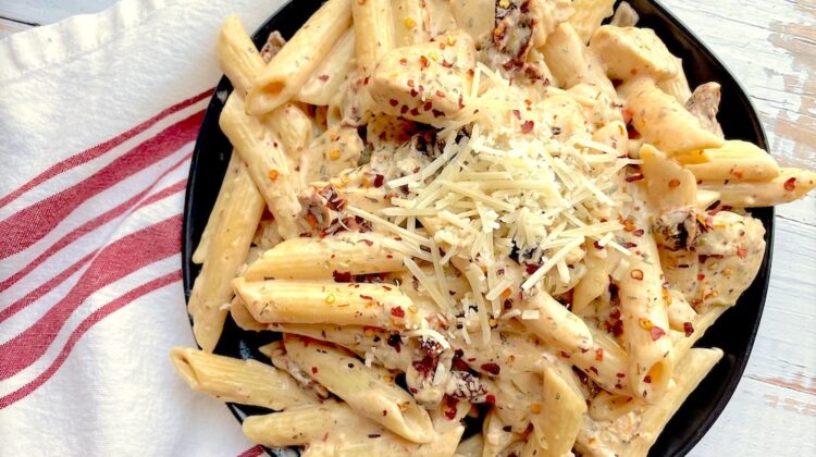 The best creamy chicken pasta with sun dried tomatoes! A delicious pasta dinner recipe for your family.