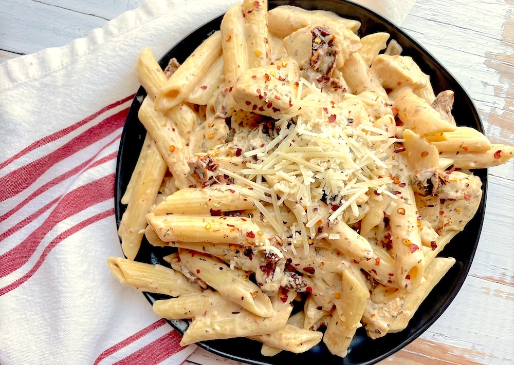 The best creamy chicken pasta with sun dried tomatoes! A delicious pasta dinner recipe for your family.