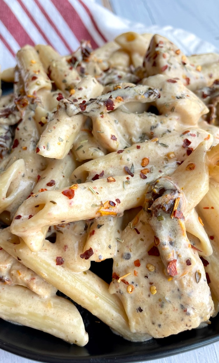 Delicious creamy sun dried tomato pasta recipe! A yummy family dinner recipe to make when you want to impress your picky eaters. 