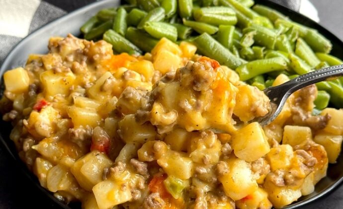 Cheesy Ground Beef and Potato Casserole Recipe. A quick and easy family dinner idea! My picky kids love this yummy comfort food, and it's so simple to prepare with cheap ingredients.