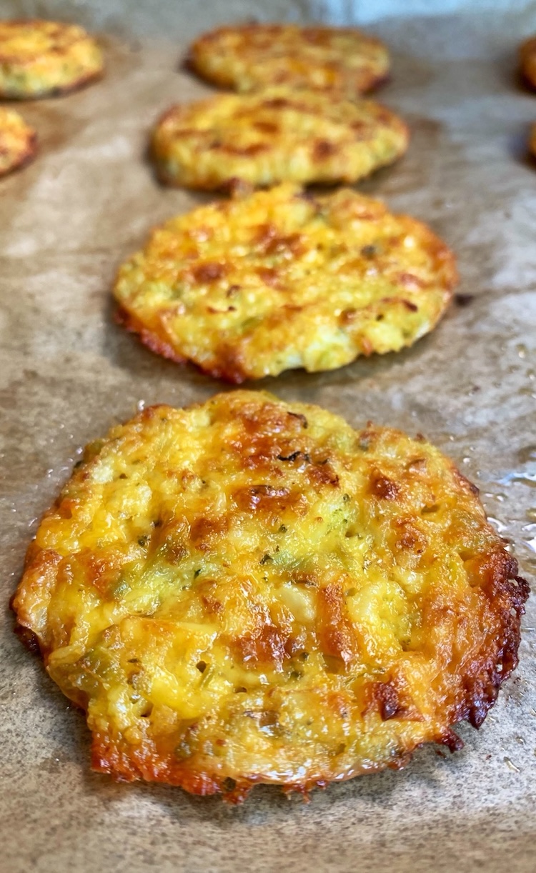 If you have picky kids to feed and are looking for healthy snacks to make at home, these crispy broccoli cheese bites are easy to bake thanks to frozen broccoli rice or cauliflower rice. A versatile recipe for kids and adults of all ages!