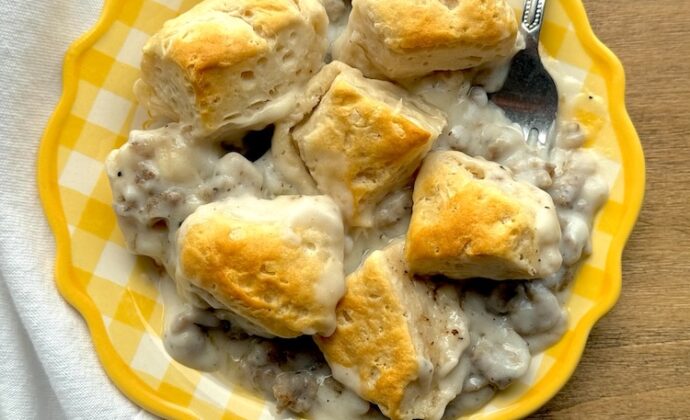 Yummy family breakfast idea for a crowd! How to make a delicious biscuits and gravy casserole with canned biscuits, pork ground sausage, and gravy mix. Just 3 ingredients and super quick to make.