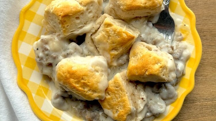 Yummy family breakfast idea for a crowd! How to make a delicious biscuits and gravy casserole with canned biscuits, pork ground sausage, and gravy mix. Just 3 ingredients and super quick to make.