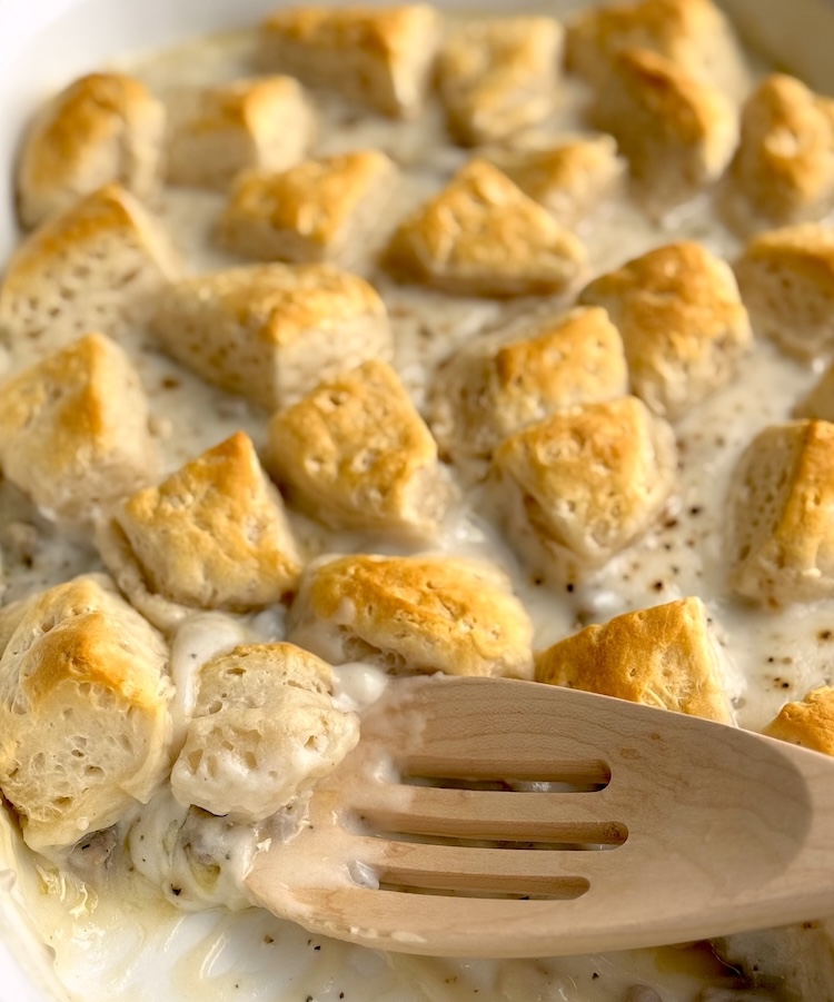 Pillsbury biscuit gravy casserole with sausage. An easy breakfast idea for a large family with kids. Easy and fast to prepare for special occasions, holidays, birthdays, Christmas morning, etc. 